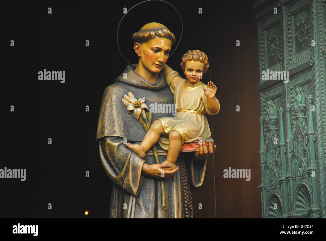 St anthony statue hi-res stock photography and images - Alamy