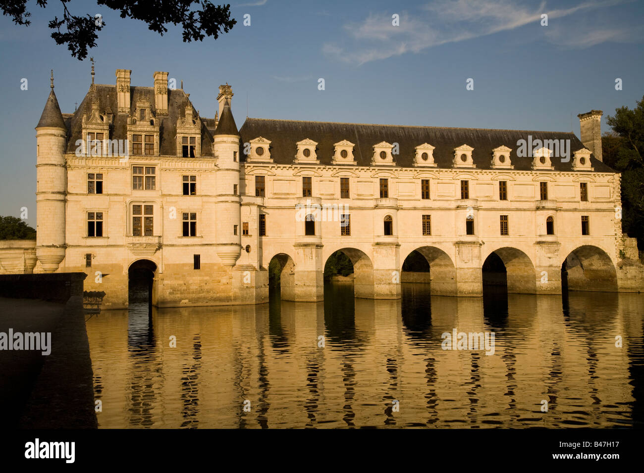 The western face of the graceful arches of Chateau de Chenonceau ...