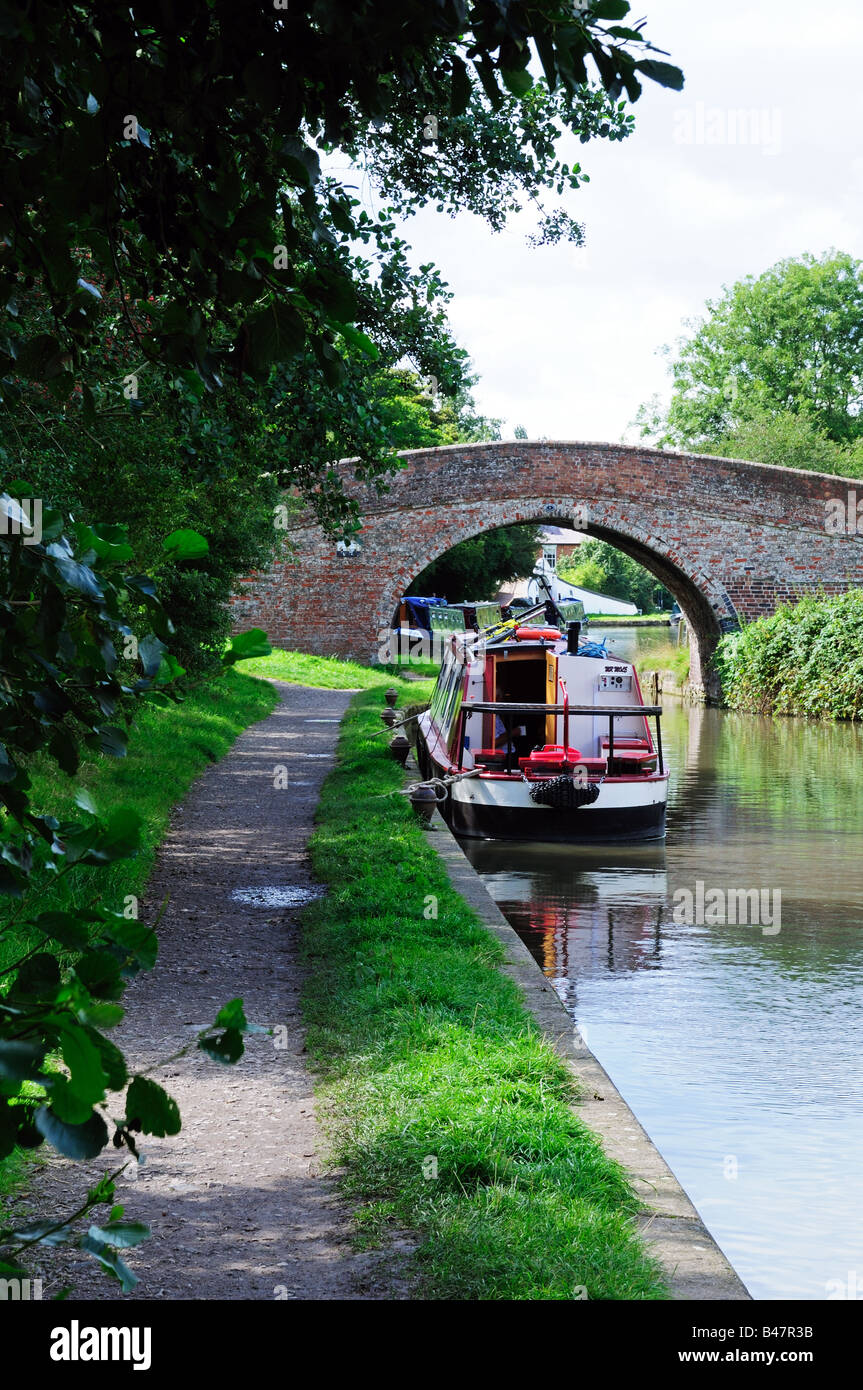 Long narrow boats hi-res stock photography and images - Alamy
