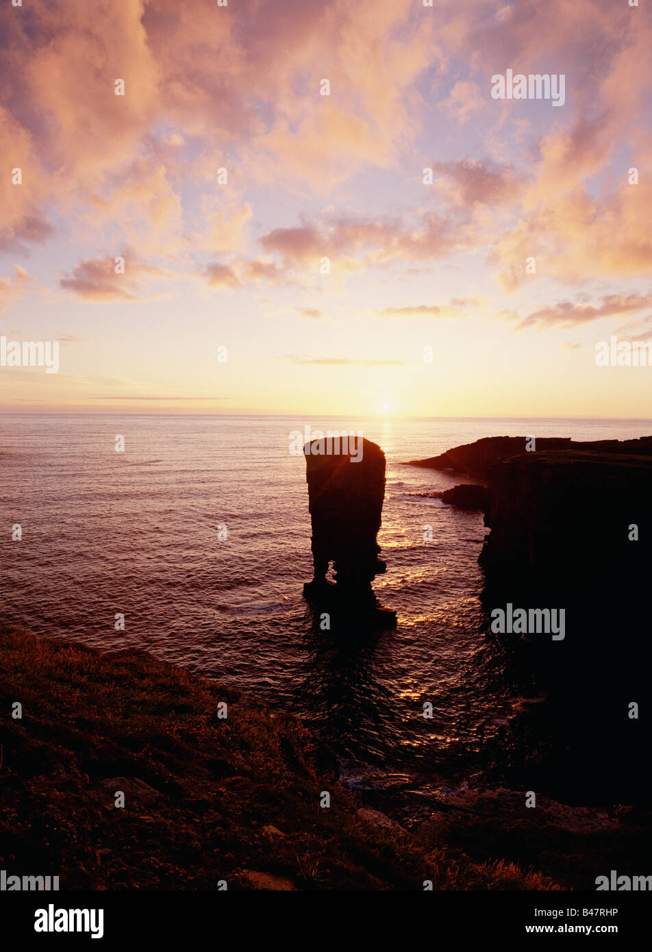 dh Yesnaby Castle YESNABY ORKNEY Sea stack sunsetting cliffs pink sea clouds sunset Scotland wild coast littoral rocks islands Stock Photo