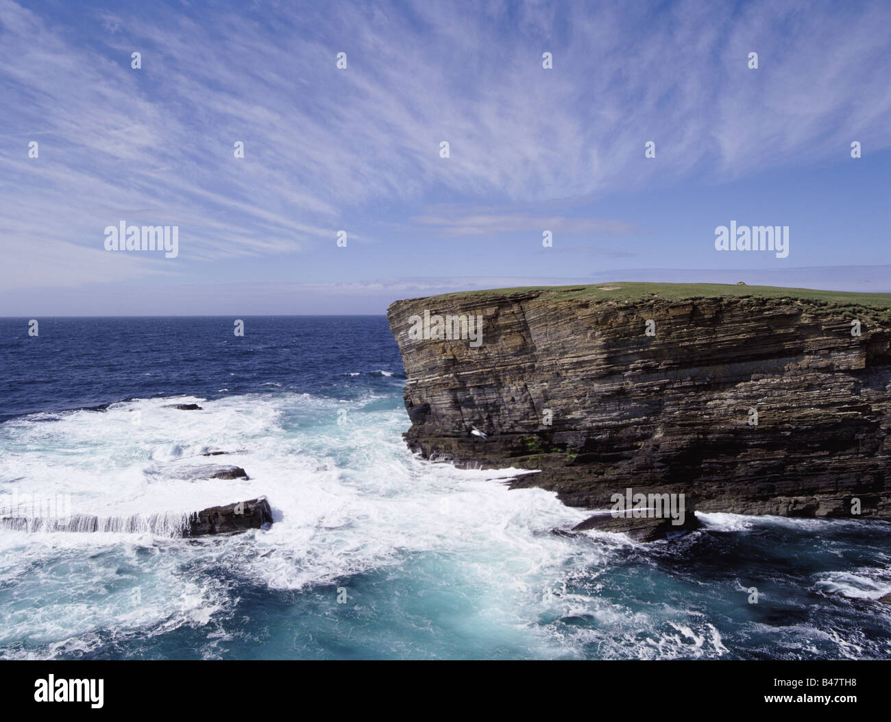 dh Brough of Bigging YESNABY ORKNEY Scotland Sea waves rough seas blue sky cliffs coast cloud windy skies clouds Stock Photo