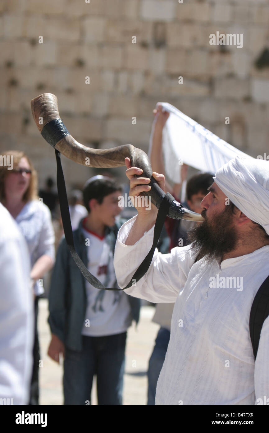 Blowing the shofar hires stock photography and images Alamy