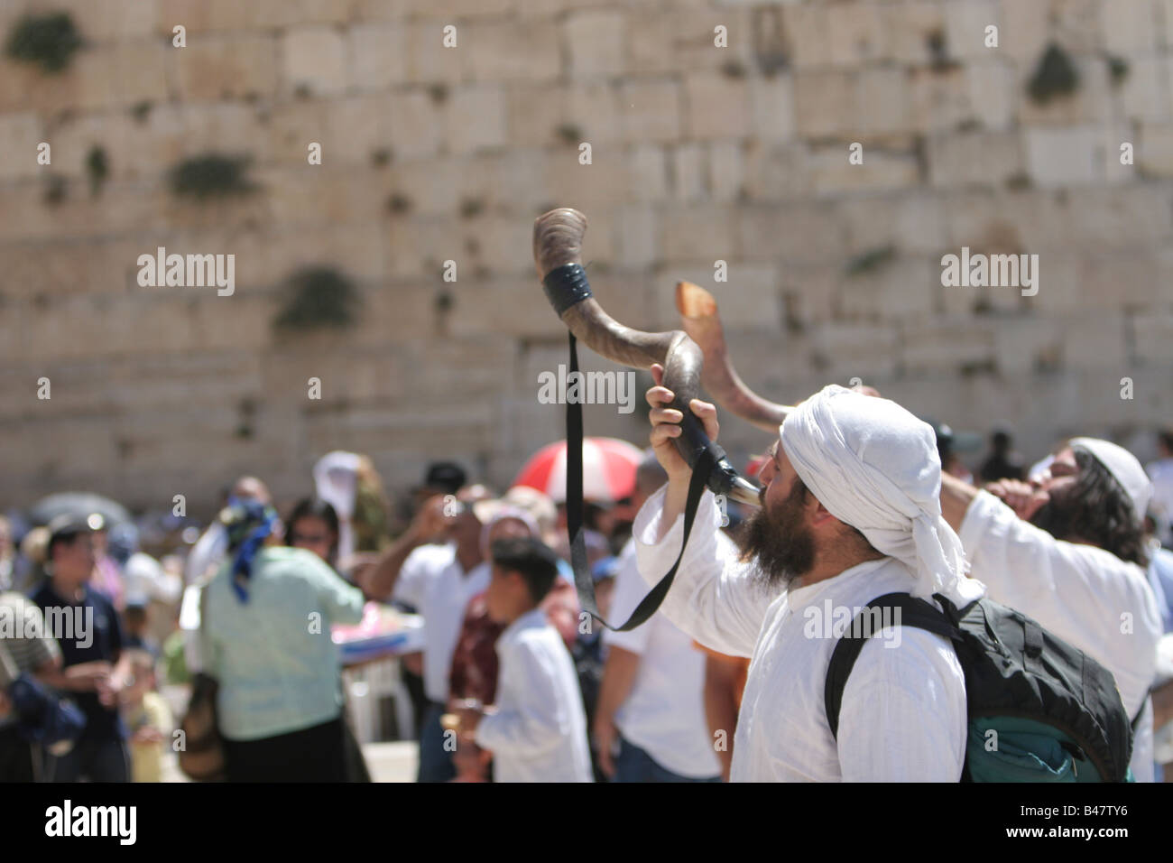 Israel Jerusalem Wailing Wall Blowing a shofar Stock Photo Alamy