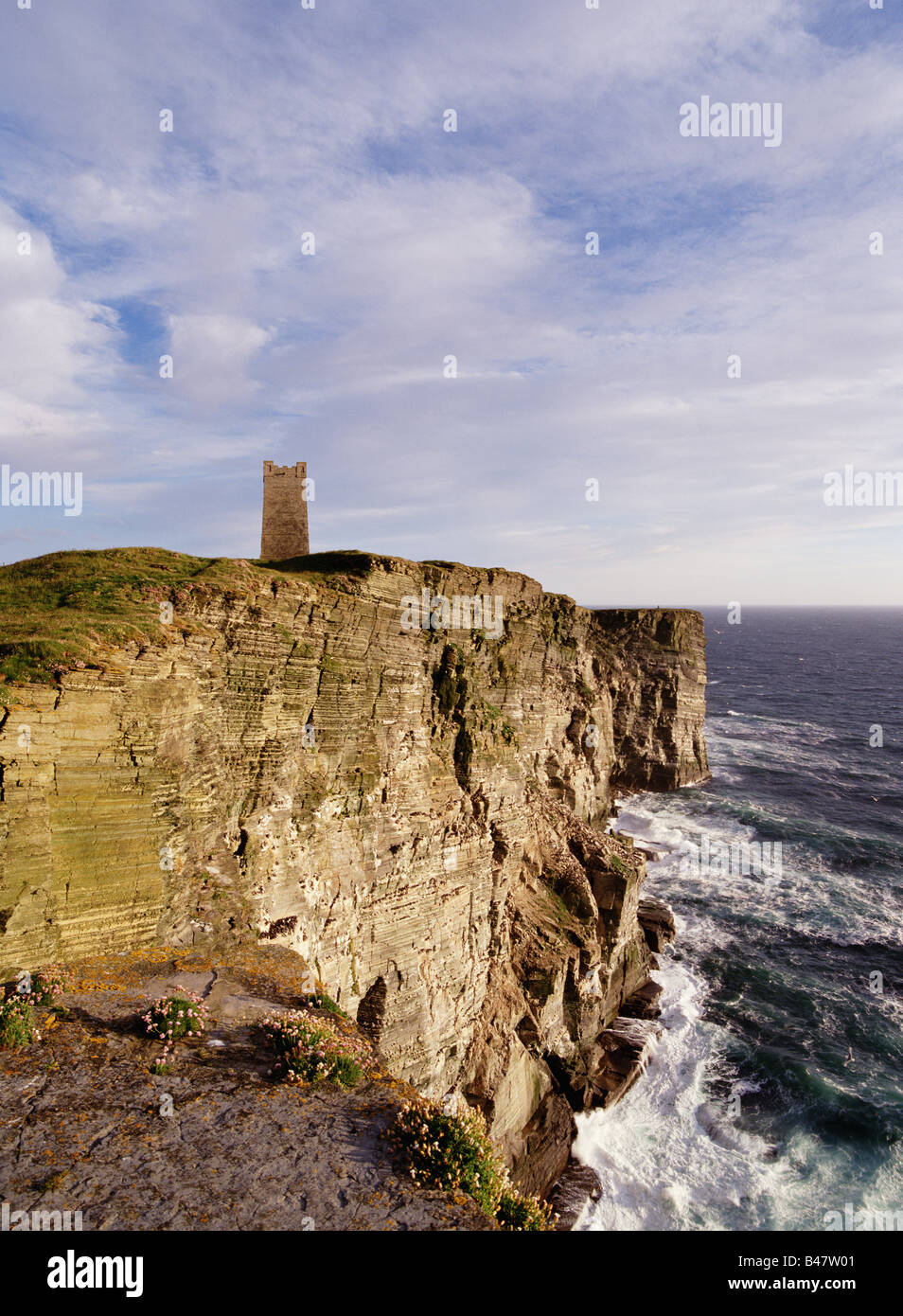 dh Marwick Head MARWICK ORKNEY Kitchener Memorial sea pinks seacliffs sea waves scotland cliffs world war Stock Photo