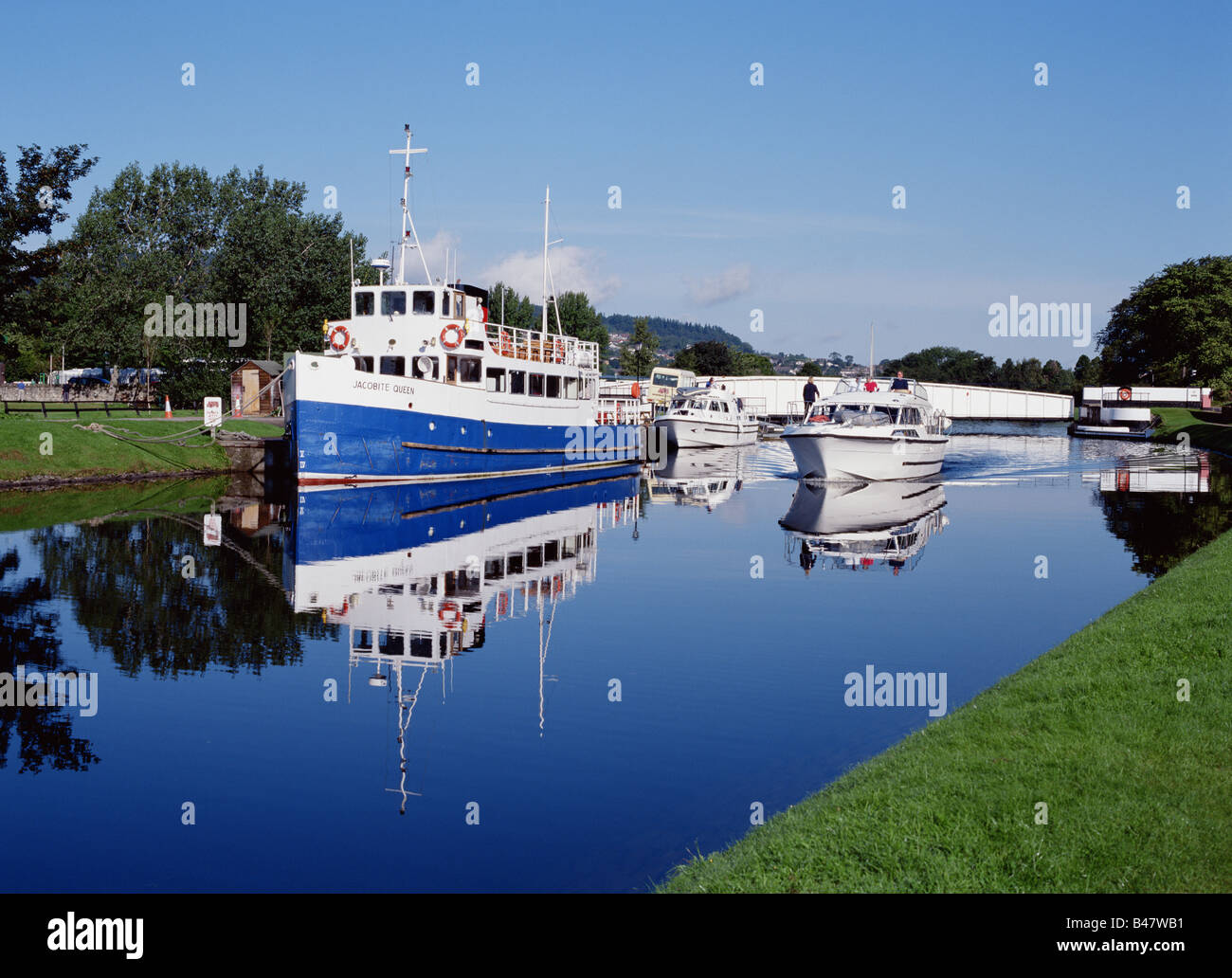 dh Tomnahurich Bridge Inverness CALEDONIAN CANAL INVERNESSSHIRE Tourist motor boat in Scotland cruising summer uk loch ness canals Stock Photo