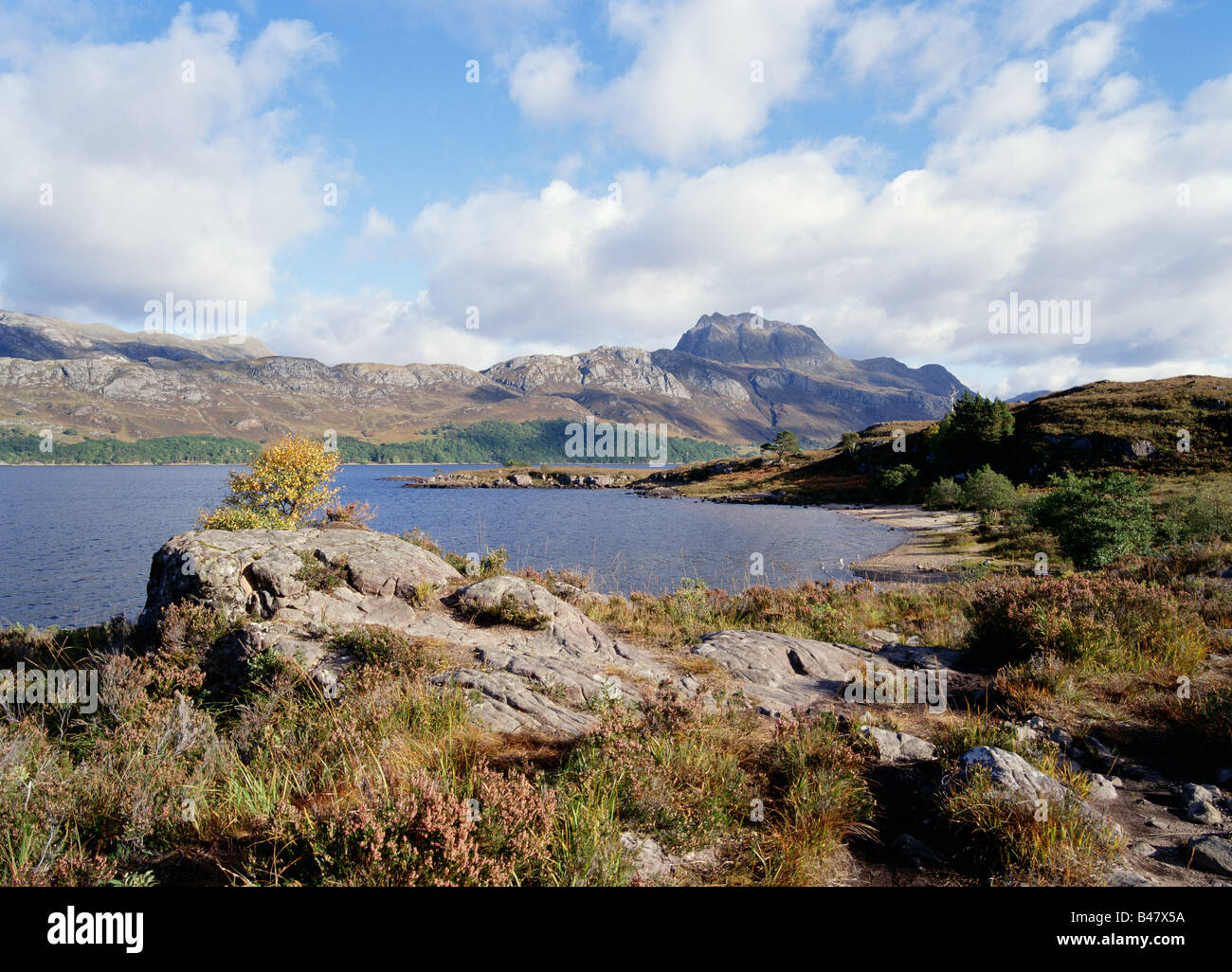 dh Mountain Slioch scotland LOCH MAREE ROSS CROMARTY Small autumnal craggy rocky lochside shore mountainous highlands autumn Stock Photo