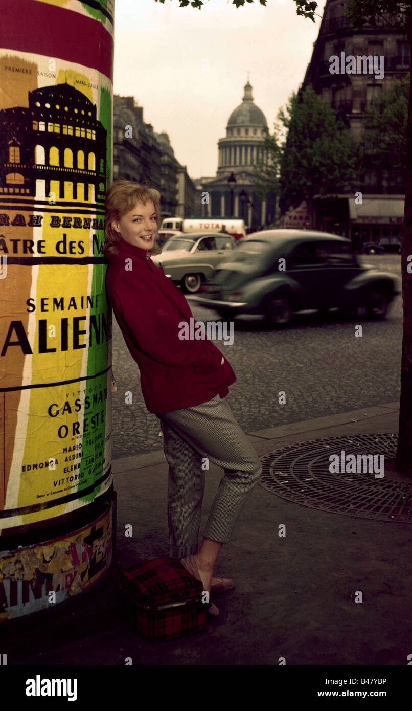 Schneider, Romy, 23.9.1938 - 29.5.1982, German actress, full length, Paris, 1960s, Stock Photo