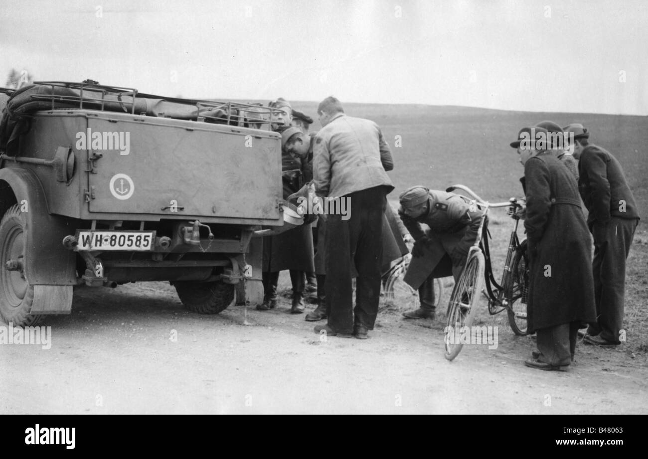 Nazism / National Socialism, politics, annexation of Austria 1938, German car is refueld, 14.3.1938,  Nazi Germany, Third Reich, Anschluss, occupation, Wehrmacht, army, soldiers, Austrians, spectators, 20th century, historic, historical, people, 1930s, Stock Photo