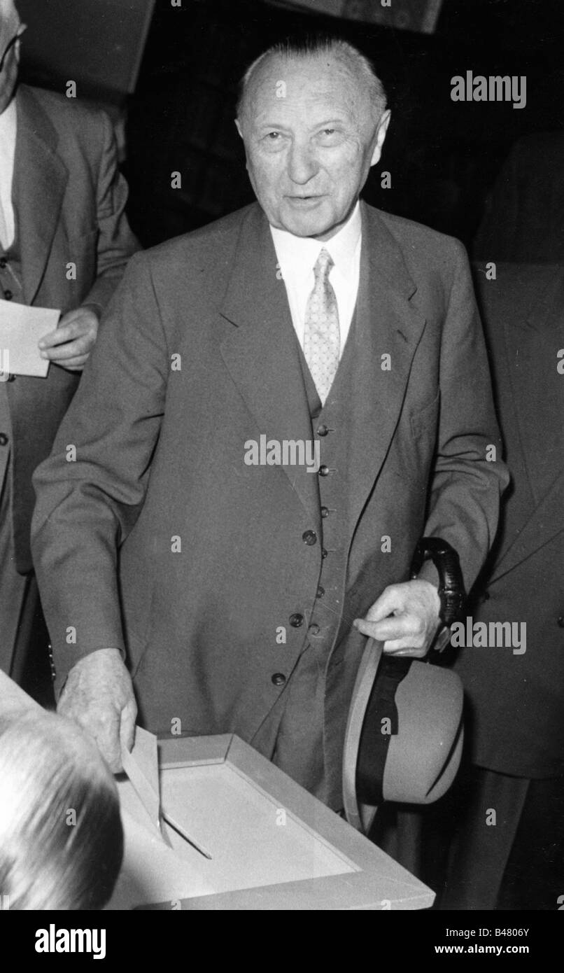 Adenauer, Konrad, 5.1.1876 - 19.4.1967, German politician (CDU), Federal Chancellor 15.9.1949 - 16.10.1963, half length, election voting at election for federal state parliament of North-Rhine Westphalia, 6.7.1958, Stock Photo