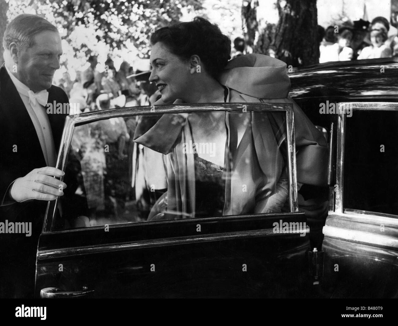 Leander, Zarah, 15.3.1907 - 23.6.1981, Swedish actress and singer, half length, at wedding of her daughter Boel, with father - in - law Gunnar Jacobsson, early 1950s, Stock Photo