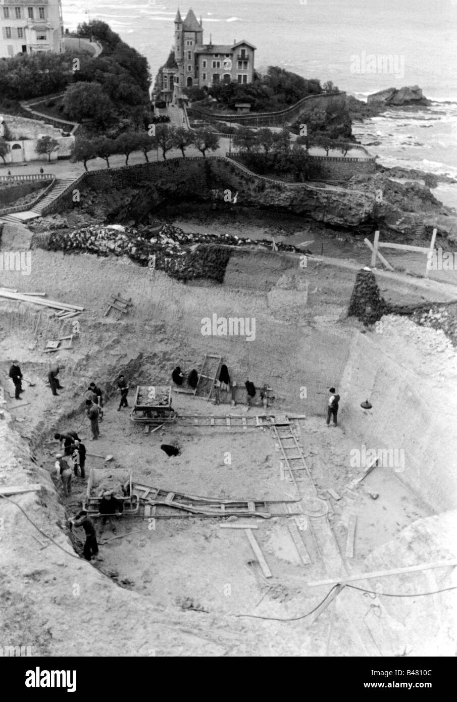 events, Second World War / WWII, France, Atlantic Wall, construction of defensive fortifications at the French west coast near Biarritz, 28.4.1943, Stock Photo