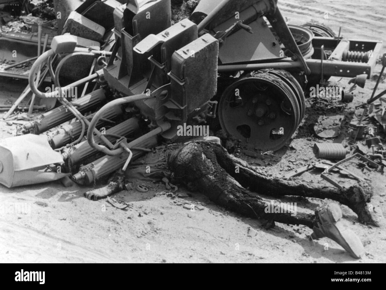 events, Second World War / WWII, Russia, Soviet column after German air raid between Bialystok and Vaukavysk, burned soldier beneath anti-aircraft machine gun, July 1941, , Stock Photo