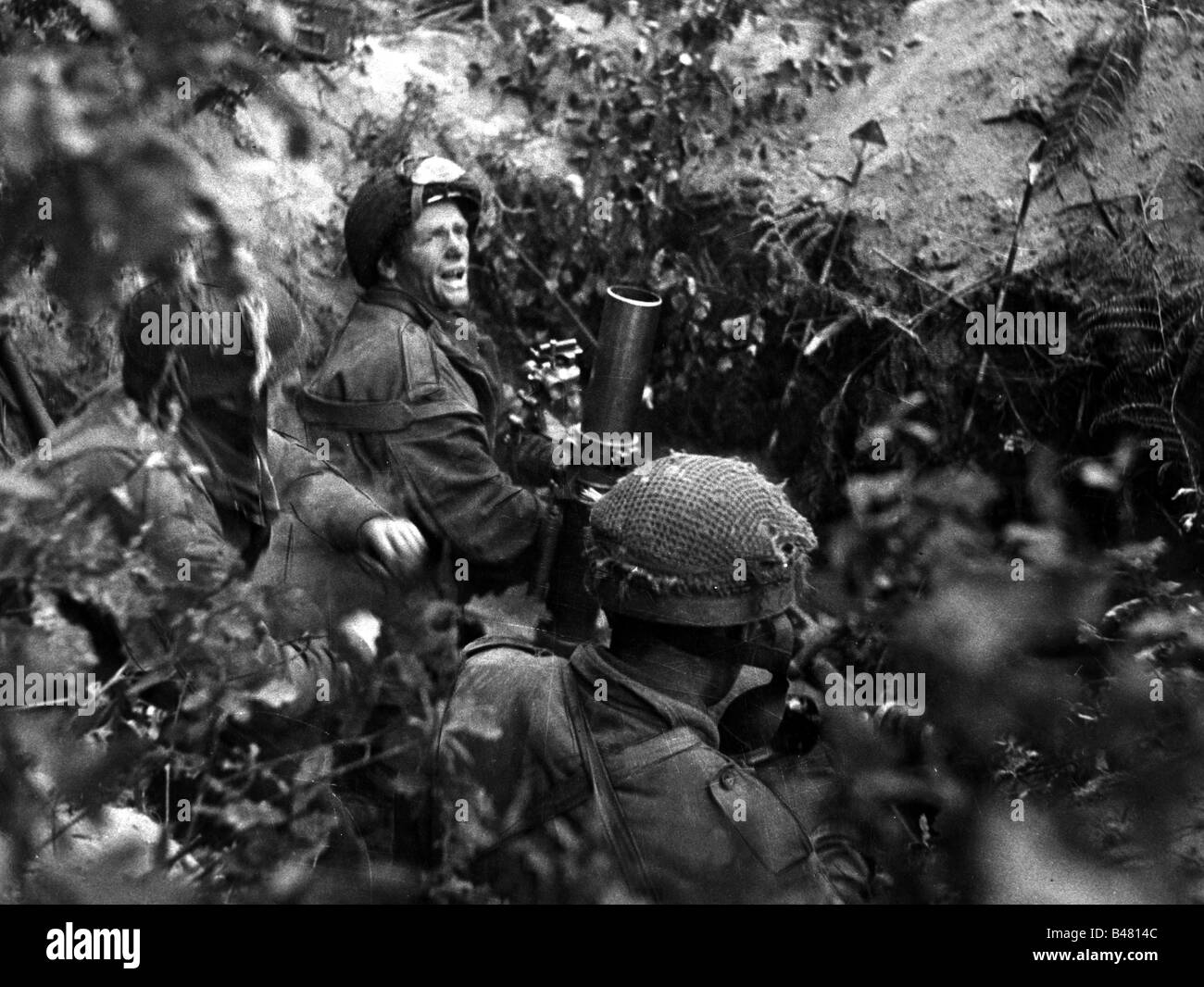 events, Second World War / WWII, Germany, British paratroopers firing with a mortar at German positions across the Rhine, November 1944, Stock Photo