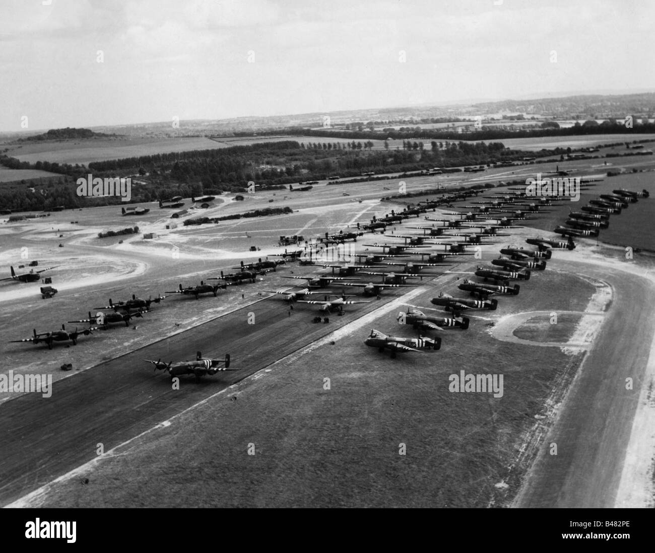 events, Second World War / WWII, France, Invasion 1944, British airfield with bombers and military gliders, squadron taking off, 6.6.1944, Stock Photo