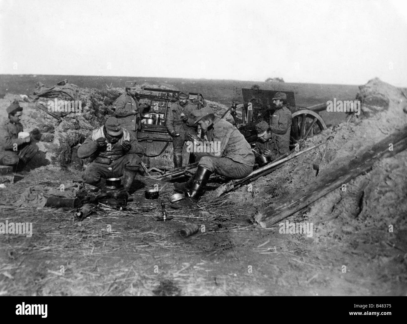 events, First World War / WWI, Eastern Front, Galicia, Austrian artillerymen eating during lull, 1914, Stock Photo