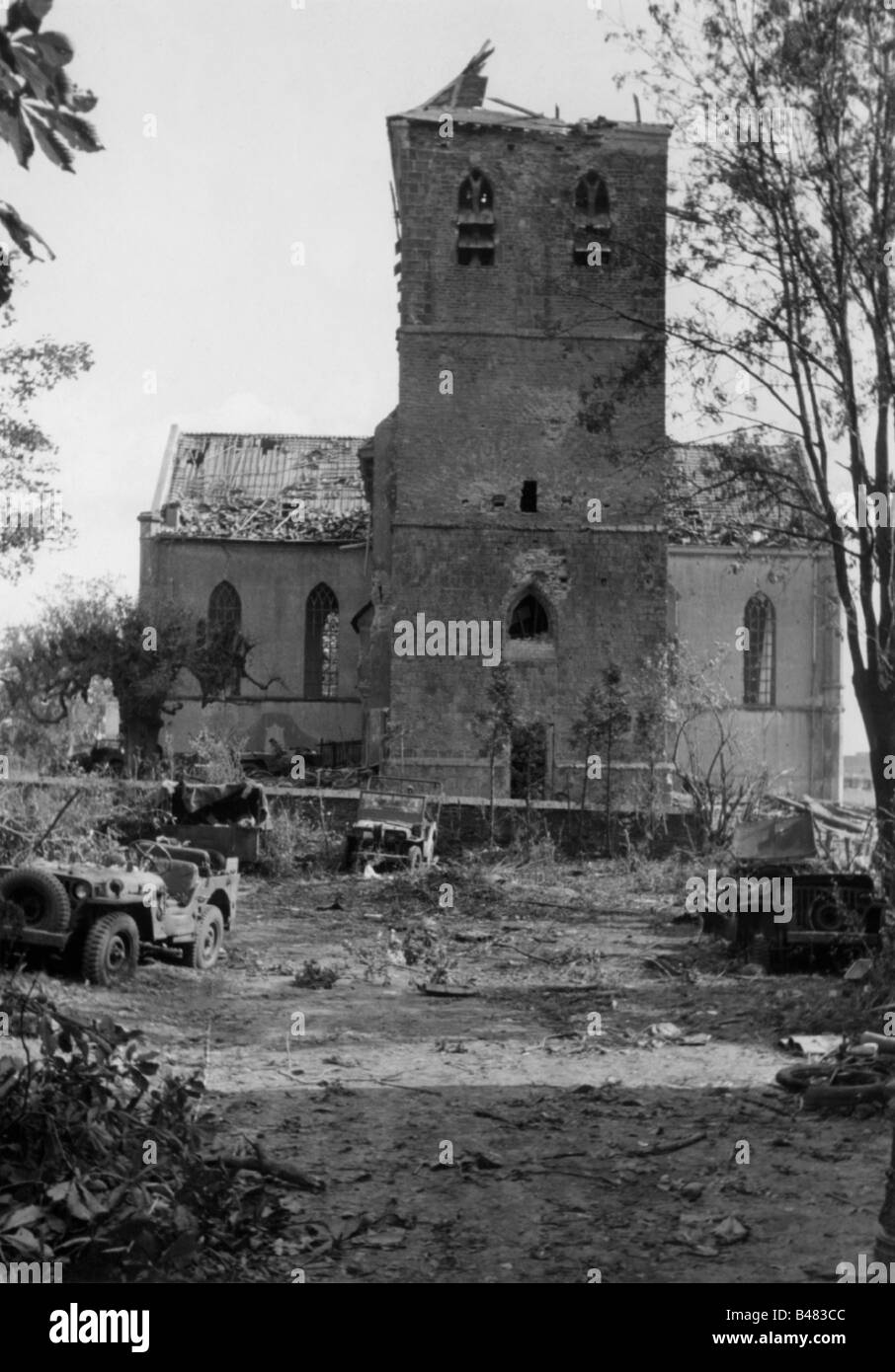 events, Second World War / WWII, Netherlands, Arnhem, 17. - 25.9.1944, destroyed Old Church on the Benedendorpsweg in Oosterbeek, in front of it abandoned jeeps of the 1st British Airborne Division (General Urquhart), 25./26.9.1944, Stock Photo