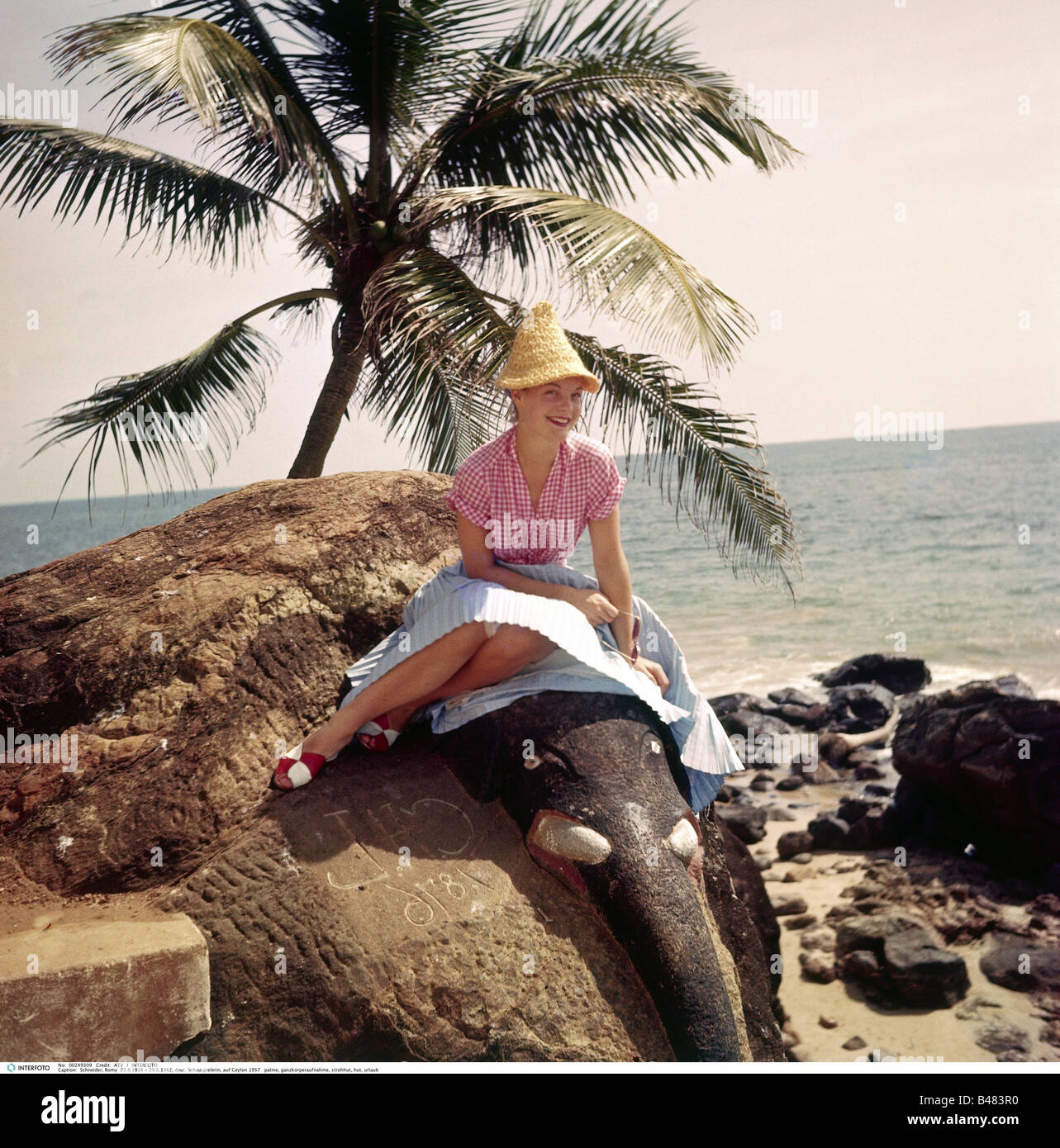 Schneider, Romy, 23.9.1938 - 29.5.1982, German actress, full length, on Ceylon, 1957, Stock Photo