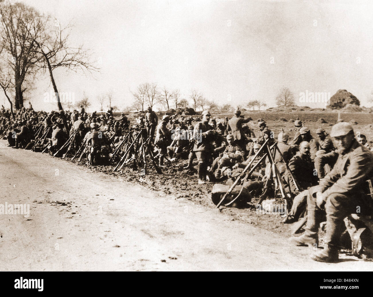 events, First World War / WWI, Western Front, Battle of Verdun 1916, German infantry on the way to the front, resting, France, spring 1916, Pickelhaube, Pickelhauben, spiked helmet, helmets, camp, break, Germany, rifle pyramid, soldiers, German Empire, army, road, 20th century, historic, historical, people, 1910s, Stock Photo