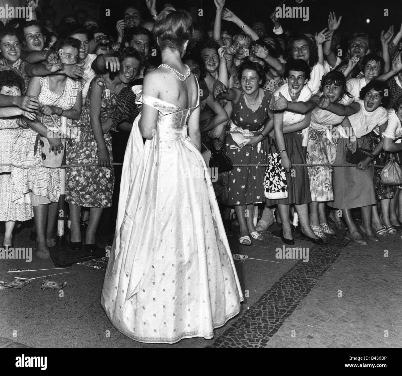 Schneider, Romy, 23.9.1938 - 29.5.1982, German actress, full length, International Film Festival, fan people, 29.6.1957, Stock Photo