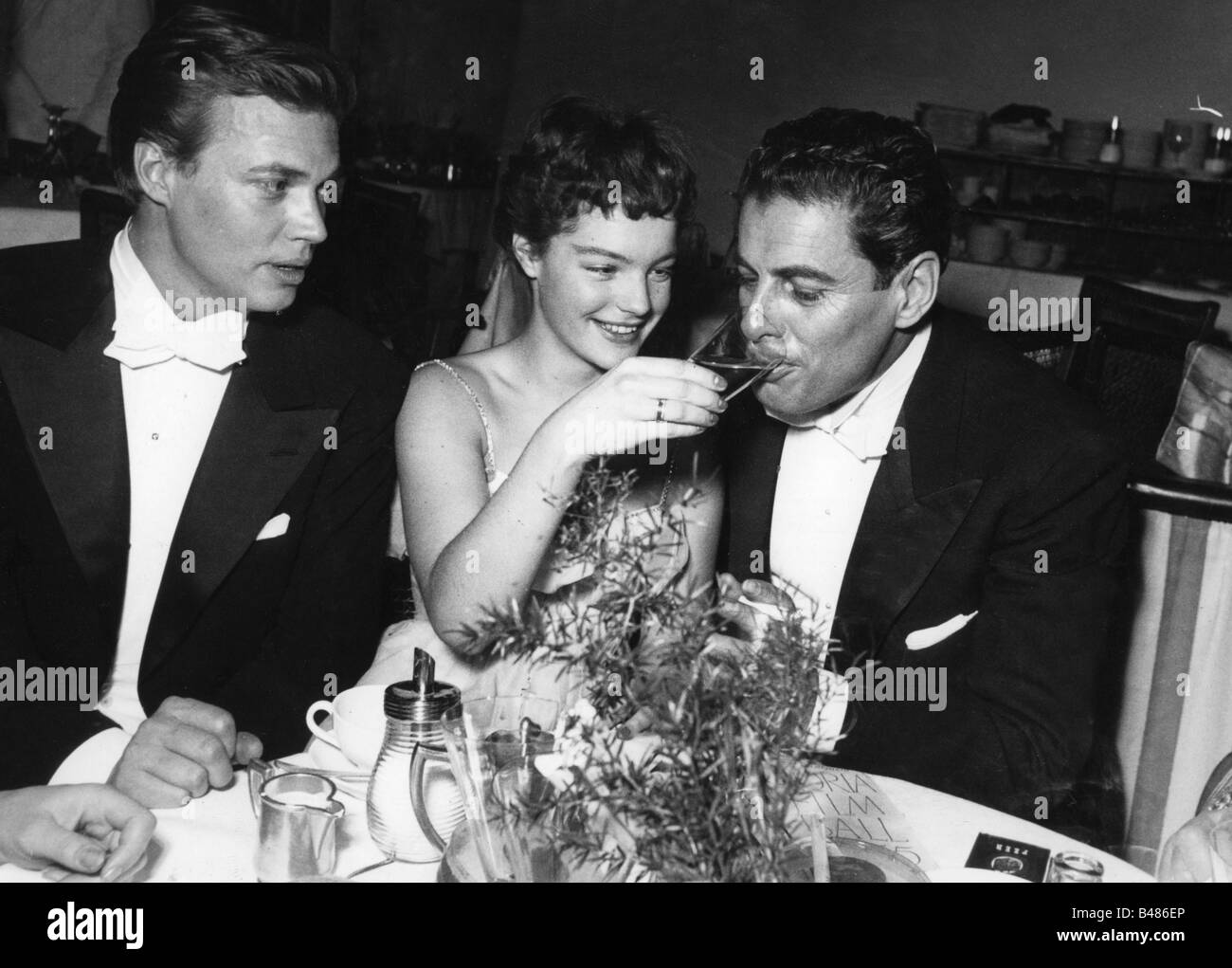 Schneider, Romy, 23.9.1938 - 29.5.1982, German actress, half length, with Karlheinz Boehm und Rudolf Krach, on a party, 1950s, Stock Photo