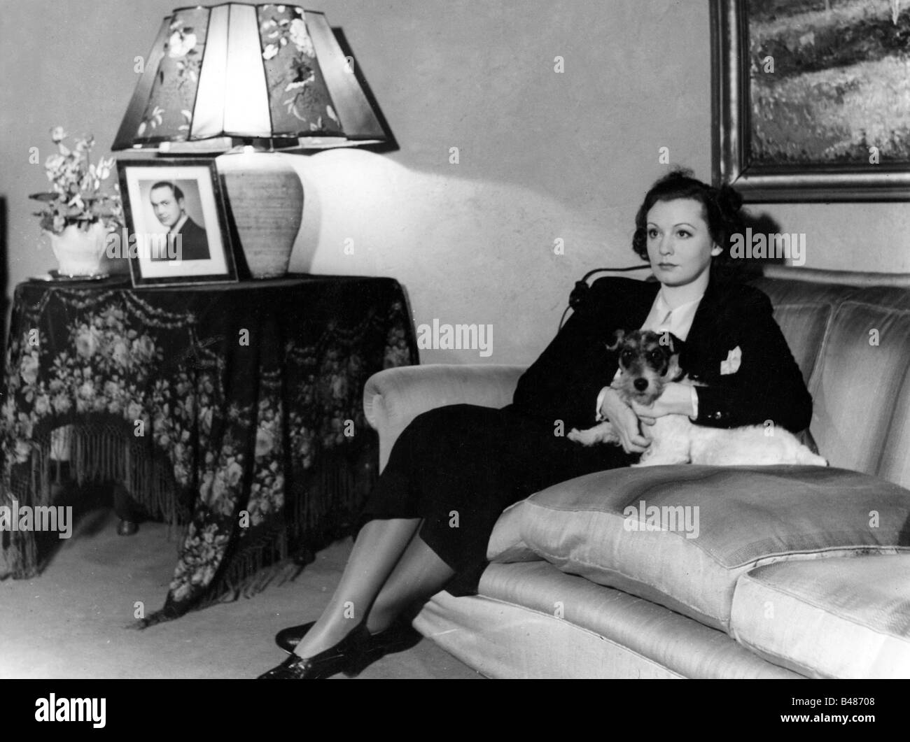 Leander, Zarah, 15.3.1907 - 23.6.1981, Swedish actress and singer, full length, in her house in Sweden, 1940s, Stock Photo