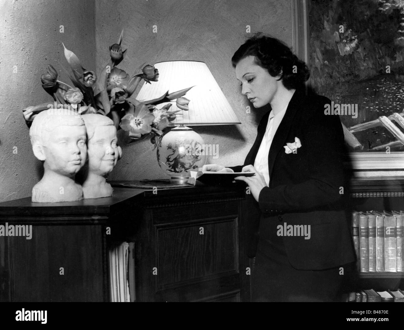 Leander, Zarah, 15.3.1907 - 23.6.1981, Swedish actress and singer, half length, in her house in Sweden, 1940s, Stock Photo