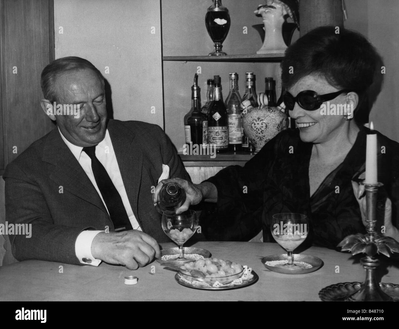 Leander, Zarah, 15.3.1907 - 23.6.1981, Swedish actress and singer, half length, with husband Arne Hülphers, 1960s, Stock Photo