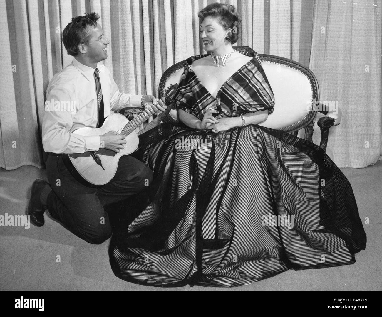 Leander, Zarah, 15.3.1907 - 23.6.1981, Swedish actress and singer, full length, with Heinz Ostergaard, Berlin, Germany, 1954, Stock Photo