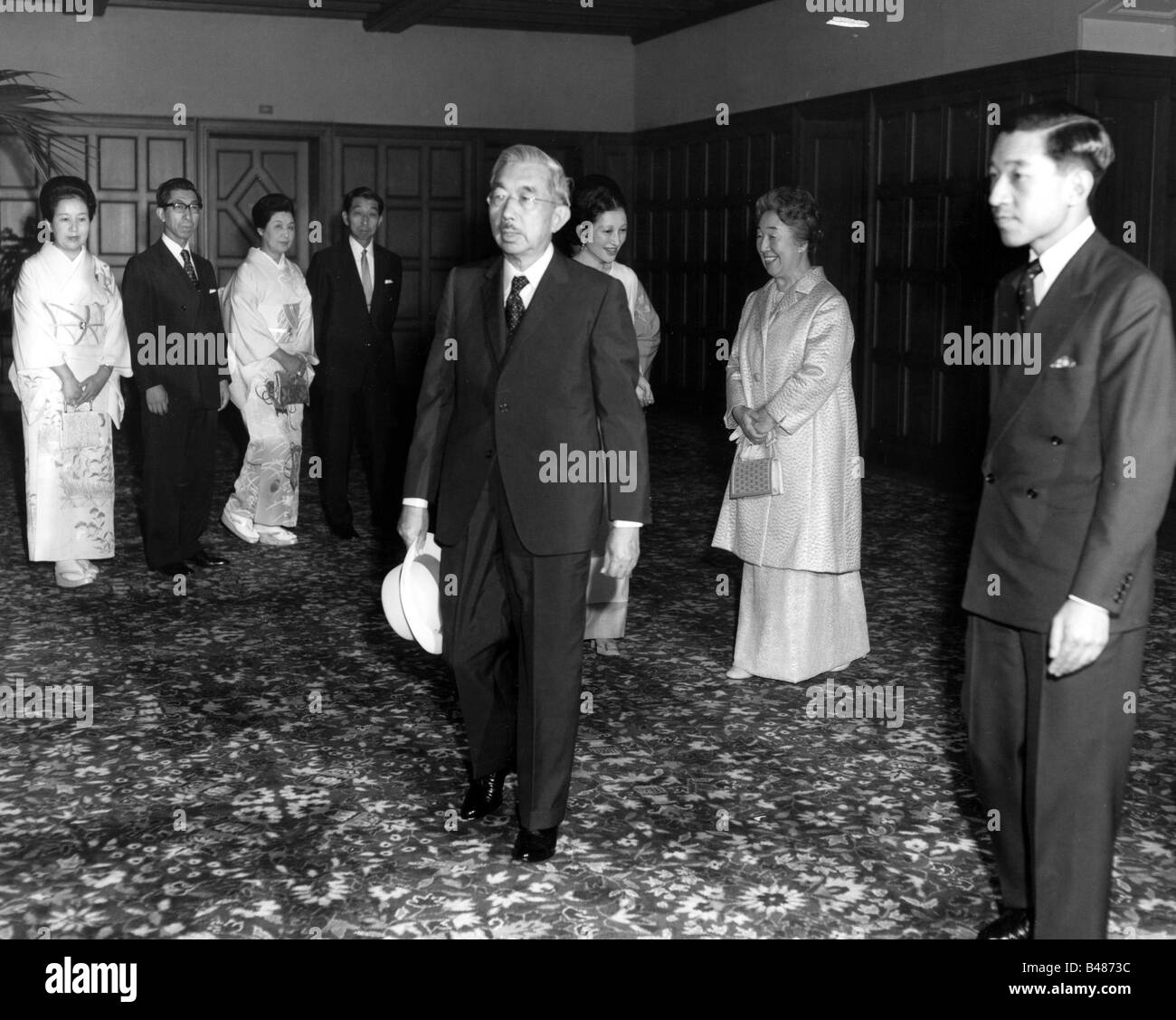 Hirohito, 29.4.1909 - 7.1.1989, Emperor of Japan, full length, with family, foyer of Kaitikaku Restaurant, Tokyo, 11.9.1971, Stock Photo
