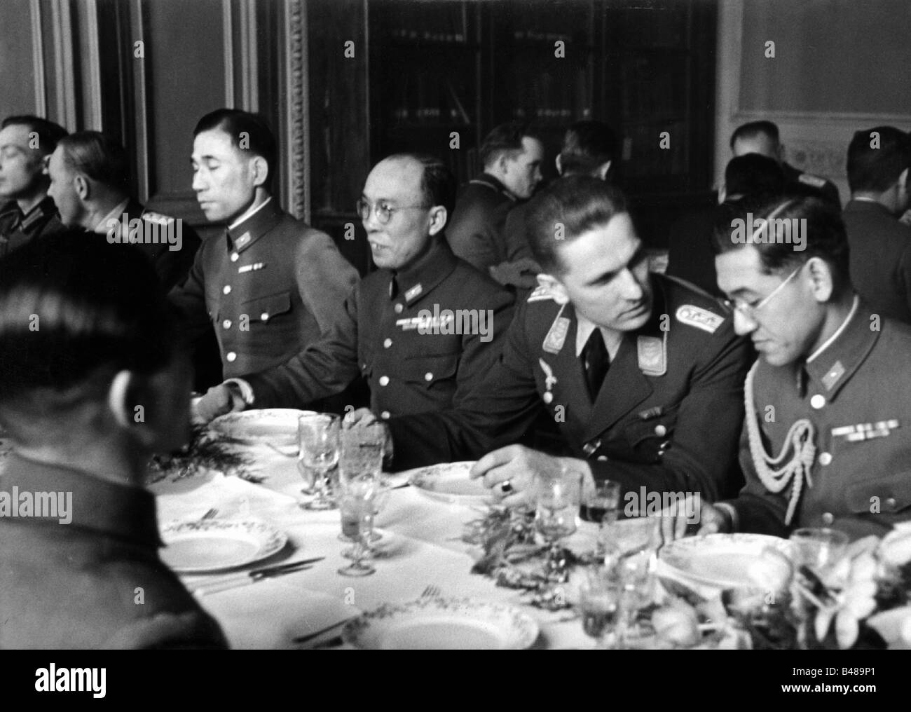 Nazism / National Socialism, politics, Tripartite Pact, visit of Japanese General Yamashita at German airforce 53, France, late 1942, officers at dinner, Yamashita Tomoyuri, commander-in-chief of Japanese forces in Manchuria, Pact of Steel, military, air force, officers, uniform, Nazi Germany, Japan, Third Reich, Wehrmacht, Alliance, KG 53, Second World War / WW II, historic, historical, 20th century, 1940s, people, Stock Photo