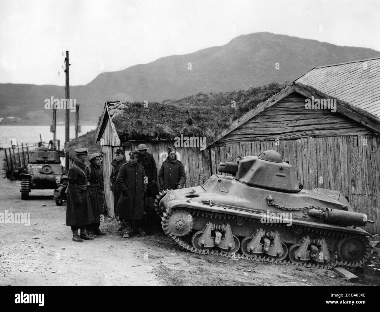 events, Second World War / WWII, Norway, British and French soldiers with French tanks Hotchkiss H35 at Steinland, 1.6.1940, tank, Skandinavia, expeditionary forces, corps, Allies, house, covered with grass, Hordaland, H-35, H 35, 20th century, historic, historical, people, 1940s, Stock Photo
