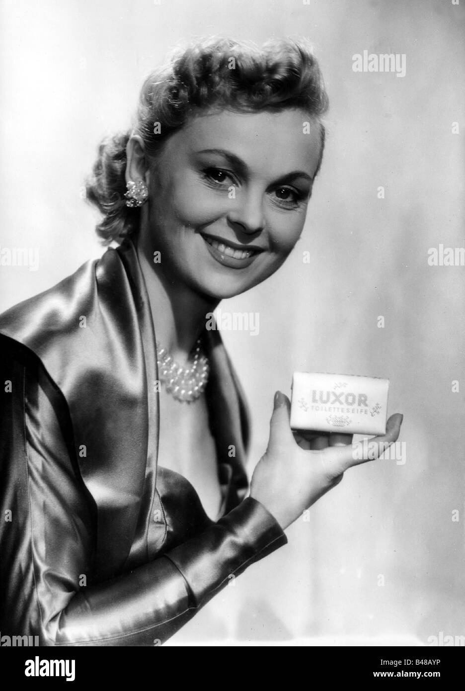 Löbel, Bruni, 20.12.1920 - 27.09.2006, German actress, half length, public relations photo, soap advertisment, Lux soap, 1950s, Stock Photo