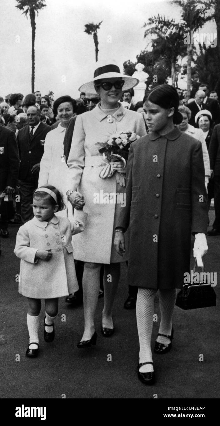 Caroline, * 23.1.1957, Princess of Monaco, full length, with her mother, sister Stephanie, 1968, Stock Photo