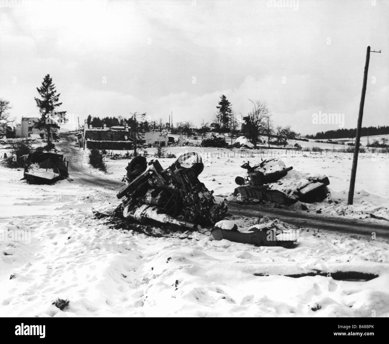 events, Second World War / WWII, Belgium, Battle of the Bulge, Allied counterattack, destroyed equipent after an attack of the 35th US Division against Lutremange, 13.1.1945, Western Front, Ardennes, offensive, 88 mm Flak 36, gun, anti aircraft gun, anti-aircraft M4 Sherman, tank, M 4, armoured fighting vehicle, road, winter, snow, defeat, Third Reich, Germany, USA, destruction, 20th century, historic, historical, 8.8 cm, people, 1940s, Stock Photo