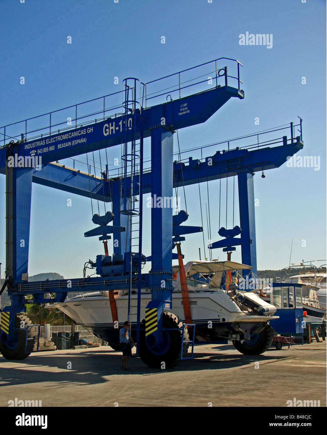 Crane lifting a boat hi-res stock photography and images - Alamy