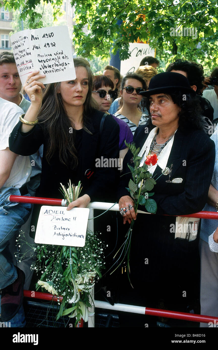 Dietrich, Marlene, 27.12.1901 - 6.5.1992, American - German actress, death, furneral, people demonstrating against stereotype image as traitor, Berlin, cementary Stubenrauchstrasse, 16.5.1992, Stock Photo