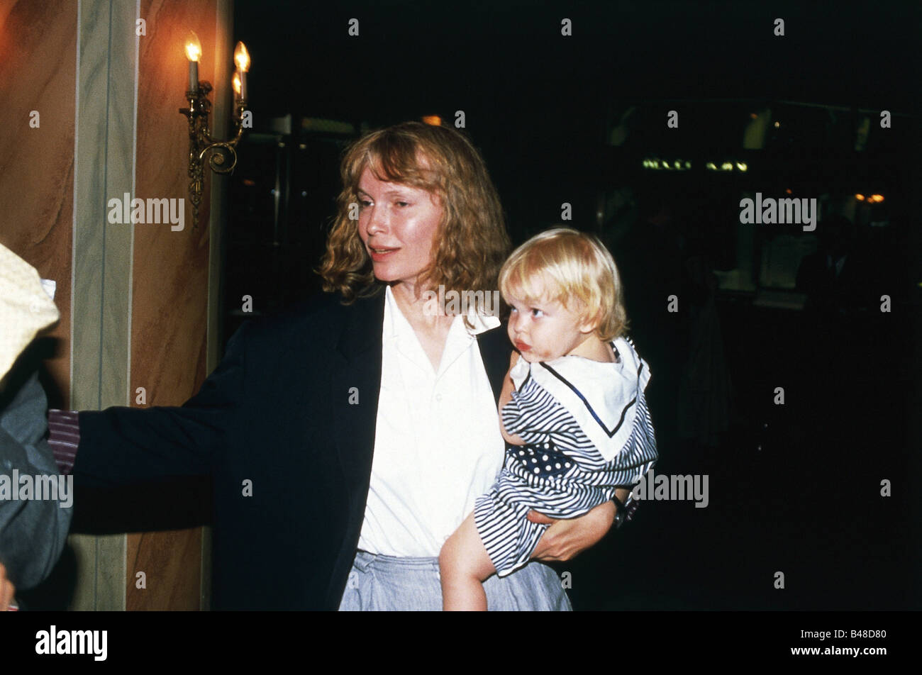 Farrow, Mia, * 9.2.1945, American actress, half length, with her son Satchel, (* 1987), July, 1989, Stock Photo