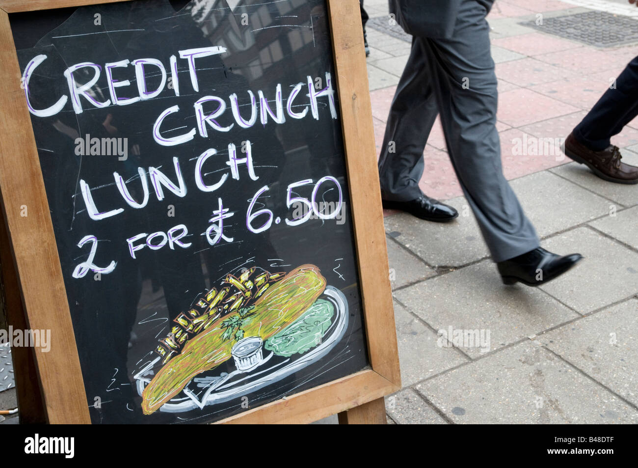 Pub lunch sign CREDIT CRUNCH LUNCH, England UK Stock Photo