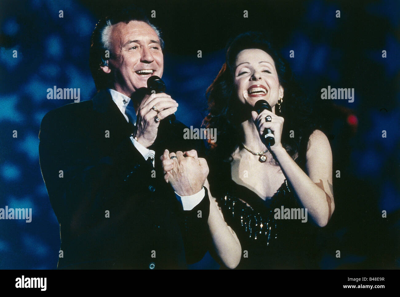 Christie, Tony, * 25.4.1943, English musician and singer, with Vicky Leandros, concert, Munich, 3.2.1995, Stock Photo