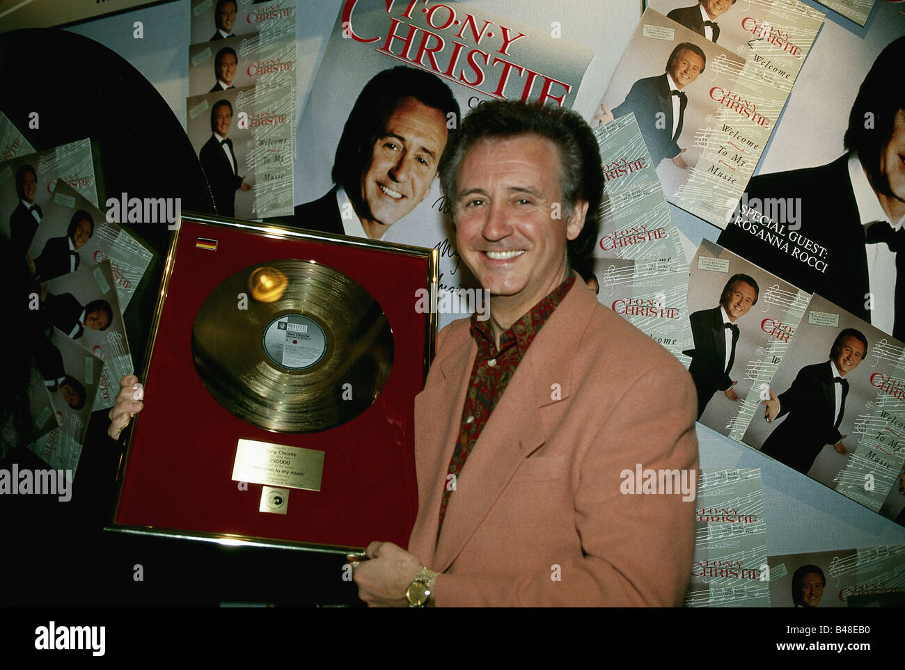 Christie, Tony, * 25.4.1943, English musician and singer, half length, golden record: 'Welcome to my Music', Seehaus, Munich, 1992, Stock Photo