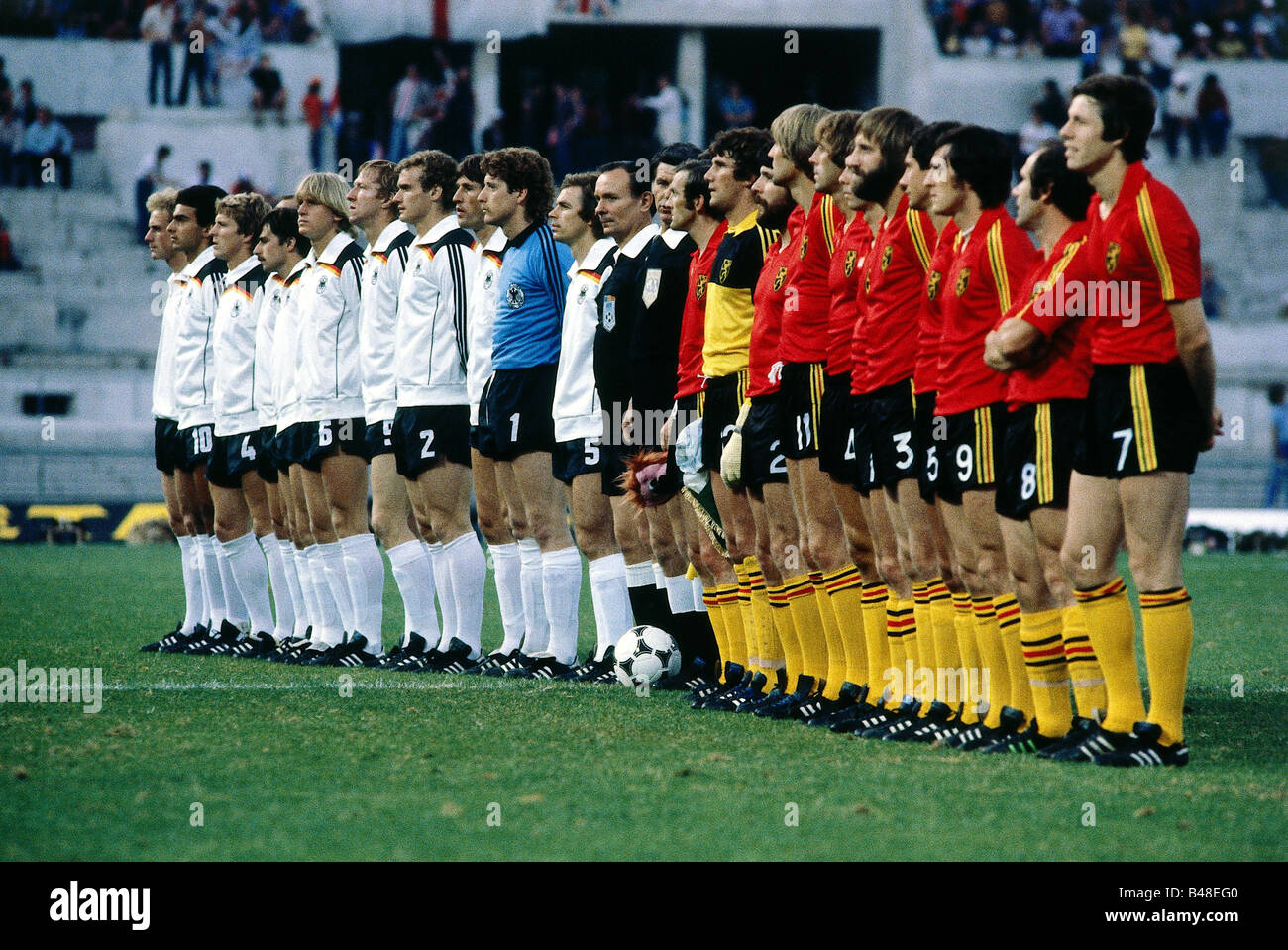 Sport / Sports, soccer, football, European championship, EURO 1980, German and Belgian national team and referee, group picture, final Germany against Belgium, 2:1 (1:0), Rome, Italy, 22.6.1980, Europe, championships, final round, final, match, historic, historical, 20th century, people, 1980s, Stock Photo