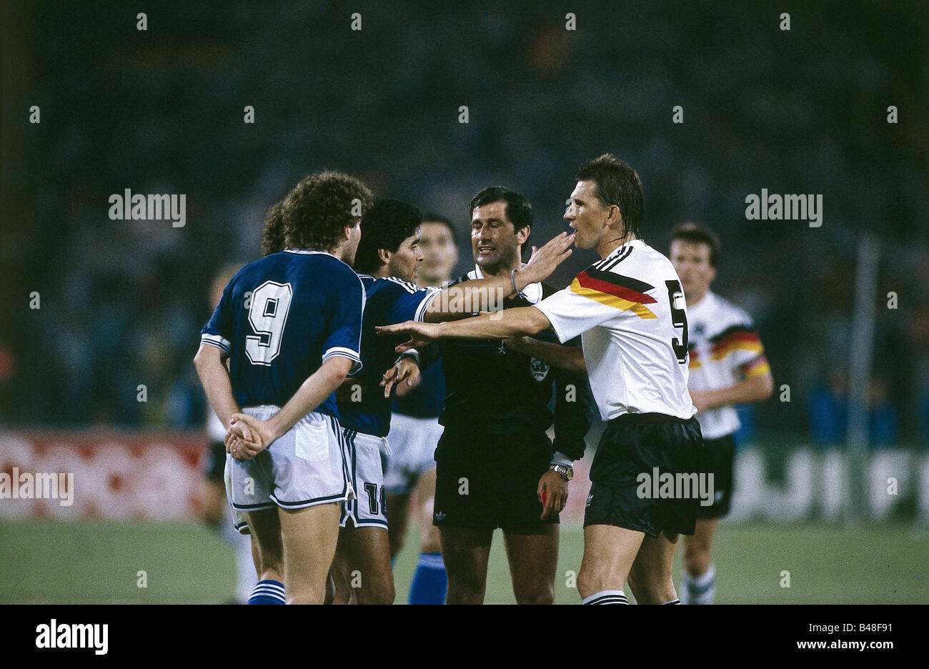 Sport / Sports, soccer, football, World Cup 1990, final round, final, Germany against Argentina, (1:0) in Rome, Italy, 8.7.1990, scene with from left to right, Gustavo Dezotti, Diego Maradona, referee Edgardo Mendez Codesal, Klaus Augenthaler, discussion, match, historic, historical, 20th century, people, 1990s, Stock Photo