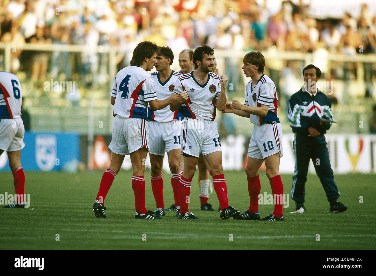 Sport / Sports, soccer, football, World Cup 1990, final round, quarter-finals, Yugoslavia against Argentina, (2:3) in Florence, Italy, 30.6.1990, Yugoslavian team, historic, historical, 20th century, people, 1990s, Stock Photo