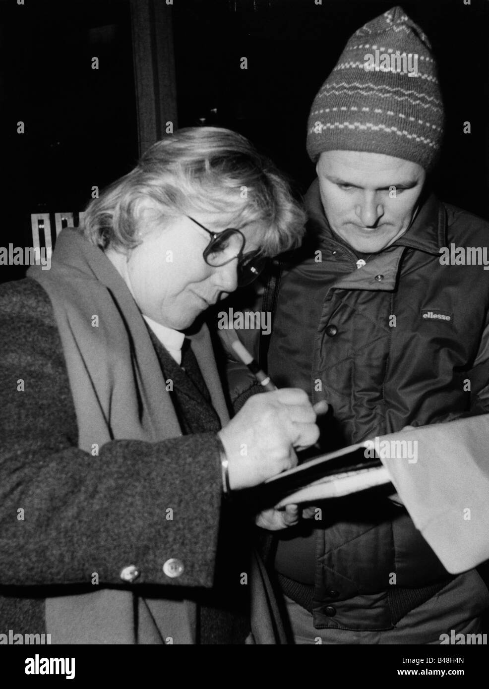 Bel Geddes, Barbara, 31.10.1922 - 8.8.2005, American actress, signing autographs, Munich, 1985, Stock Photo