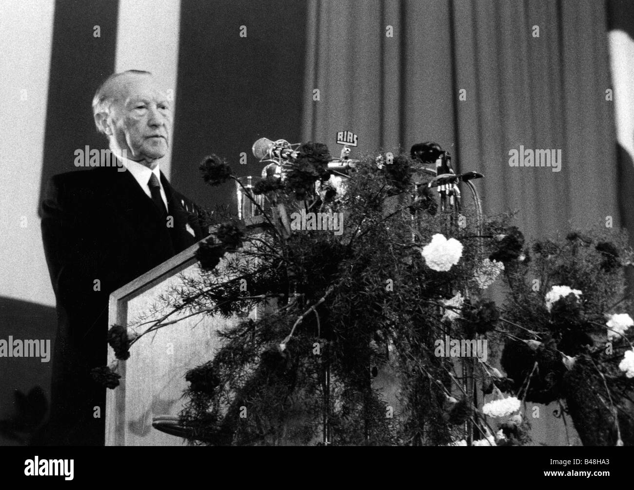 Adenauer, Konrad, 5.1.1876 - 19.4.1967, German politician (CDU) and statesman, Chancellor of Germany 1949 - 1963, half length, speech, 11th Federal Conference of the CDU party, Westphalia Hall, Dortmund, 1962, , Stock Photo