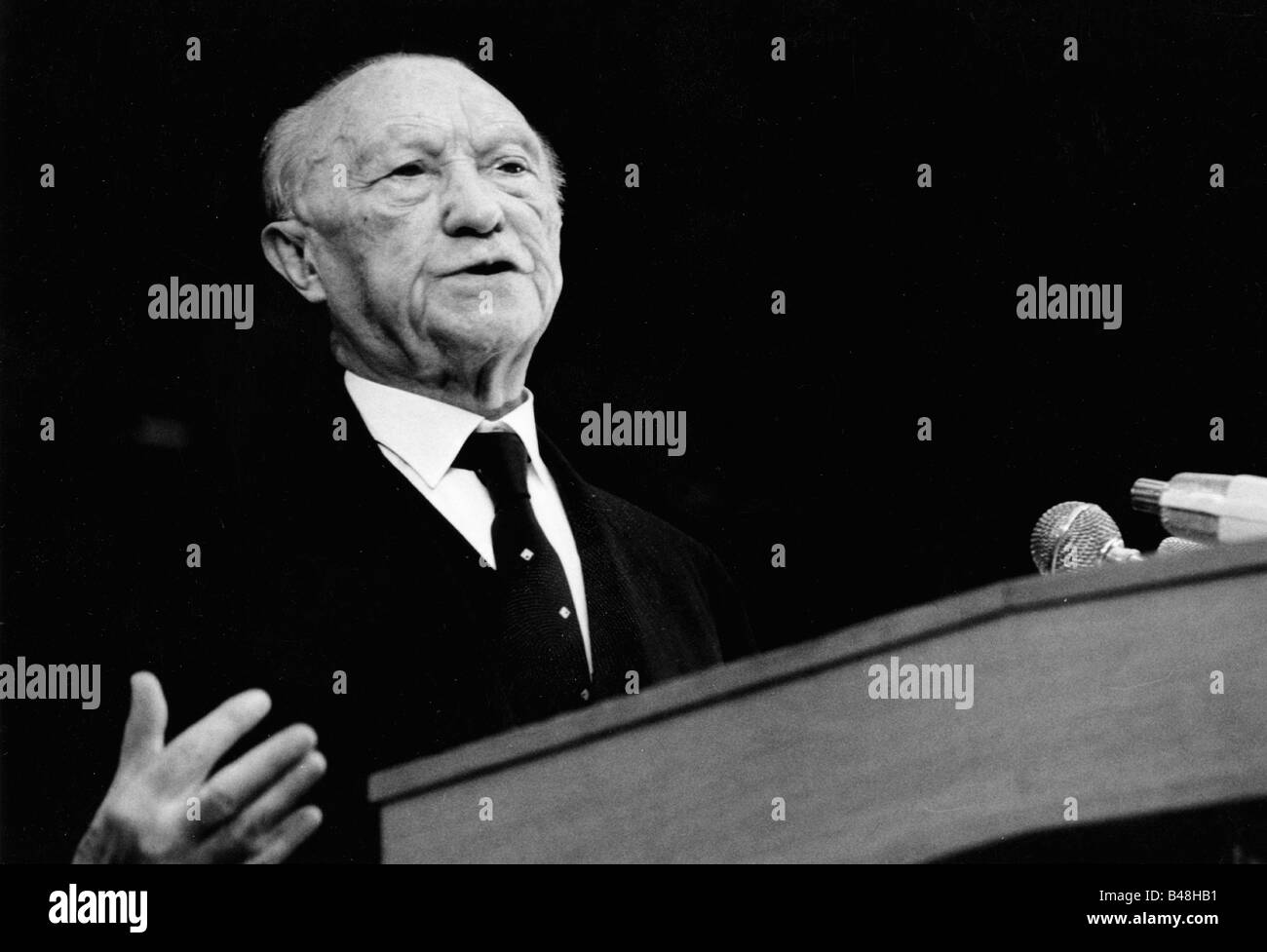 Adenauer, Konrad, 5.1.1876 - 19.4.1967, German politician (CDU) and statesman, Chancellor of Germany 1949 - 1963, half length, speech, opening of election campaign, Federal elections, Dortmund, 8.8.1965, Stock Photo