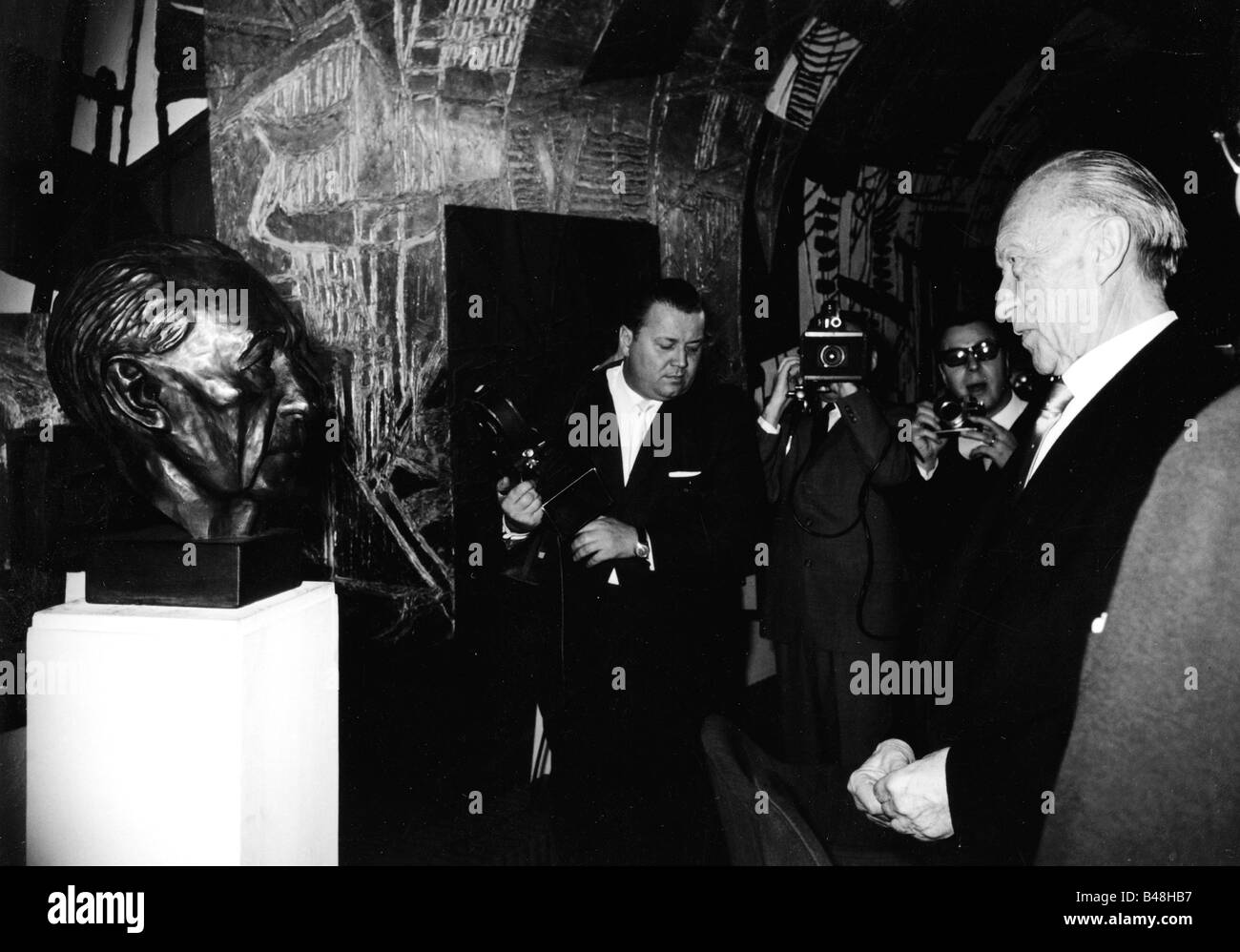 Konrad adenauer statue Black and White Stock Photos & Images - Alamy