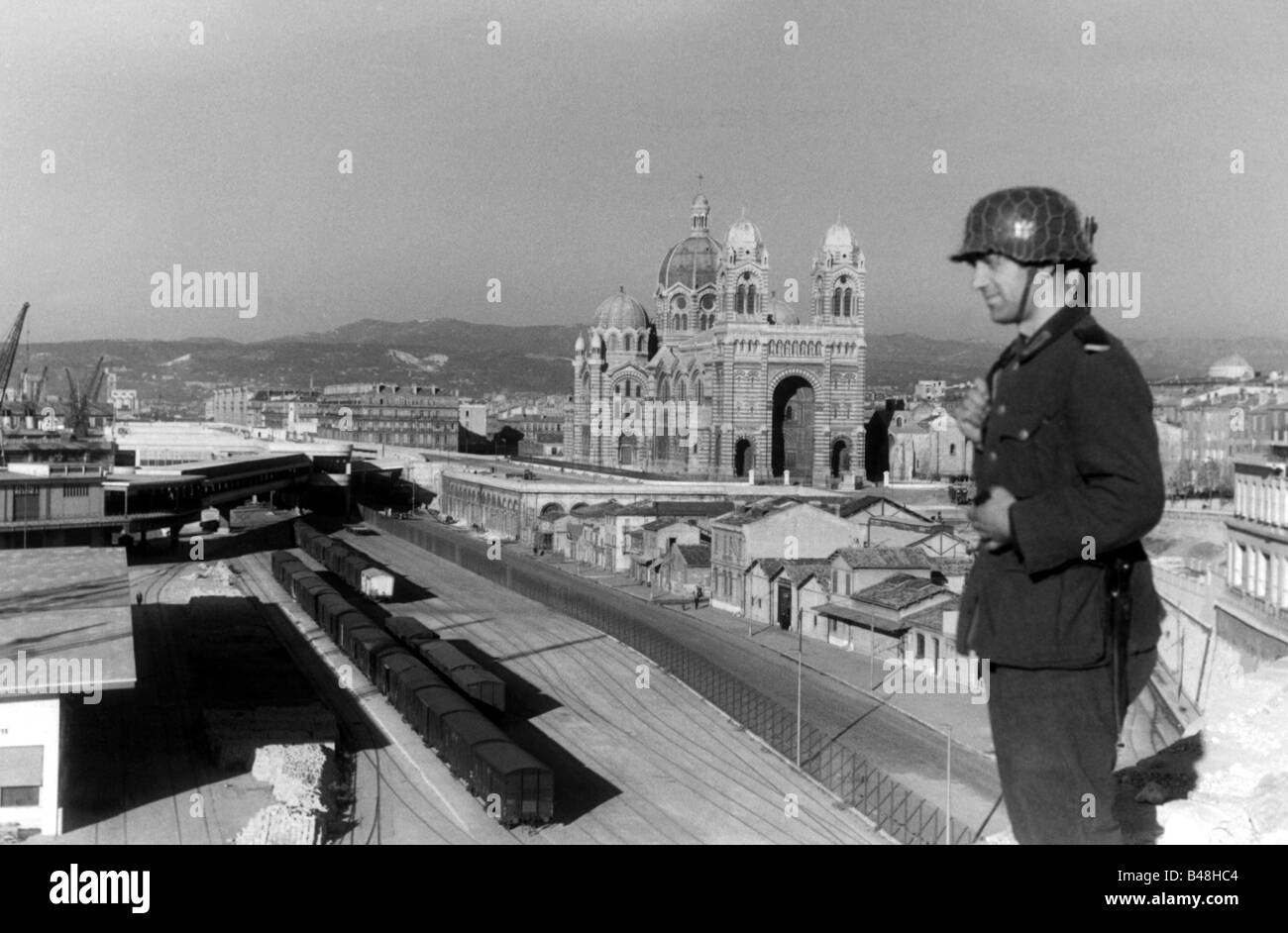 events, Second World War / WWII, France, German occupation, occupation of Vichy France, November 1942, German sentry at the harbour, Marseille, 20.11.1942, in the background the cathedral, Stock Photo