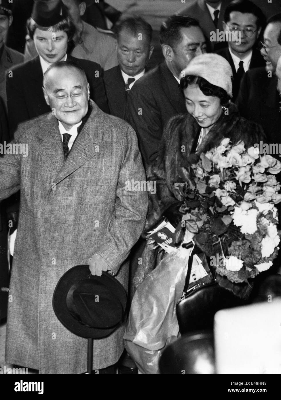 Yoshida, Shigeru, 22.9.1878 - 20.10.1967, Japanese politicians, half length, Prime Minister of Japan, with his daughter, arrival at airport Lohausen, Duesseldorf, 1954, Stock Photo