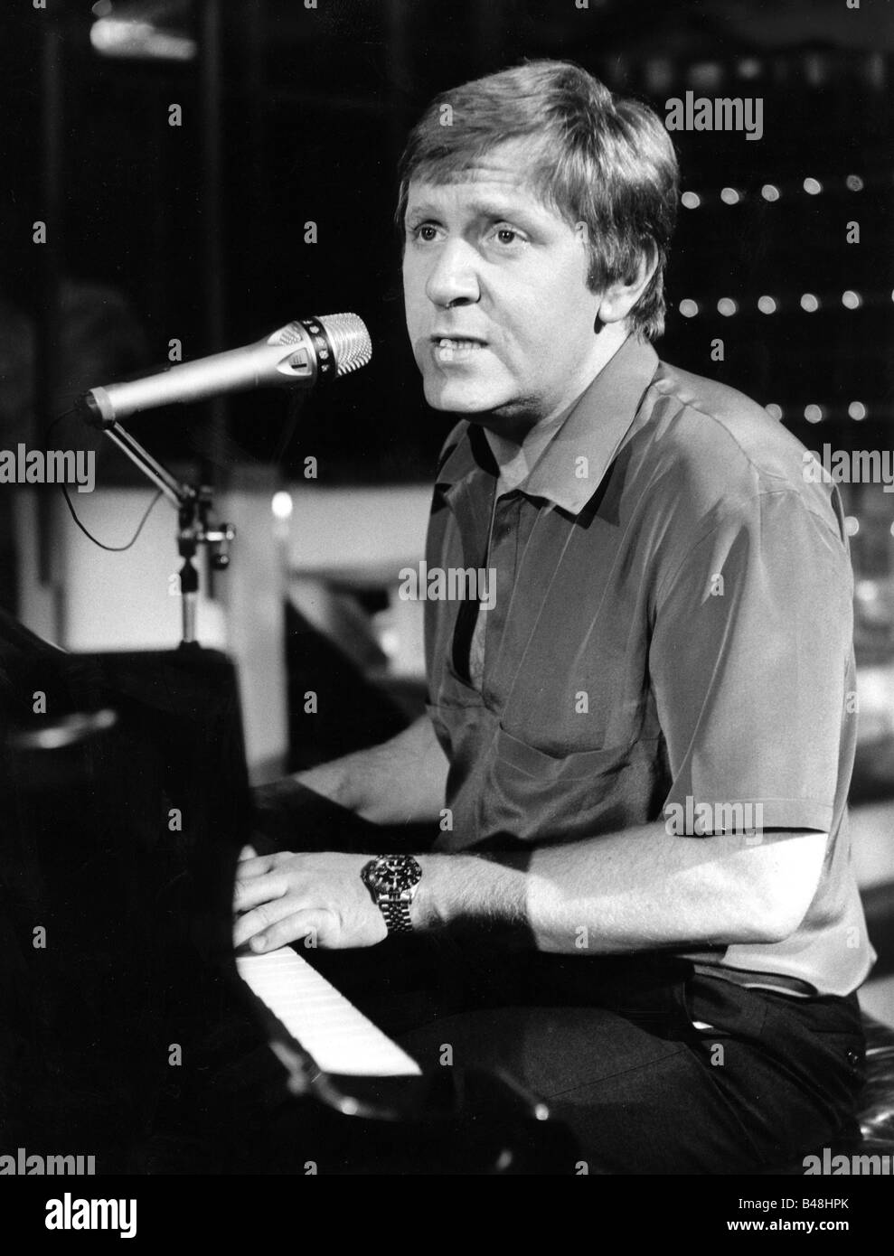 Sulke, Stephan, * 27.12.1943, German singer and composer, (pop music), half length, during performance at ARD telecast, 'Wunschkonzert', playing piano, 7.2.1985, Stock Photo